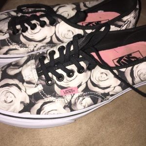 Vans Tennis Shoes Black White Roses walking Art 🎨